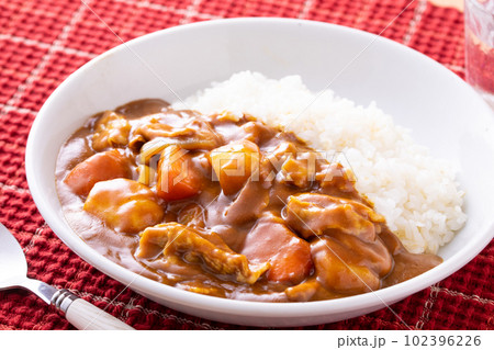 ポークカレーを食べる 102396226