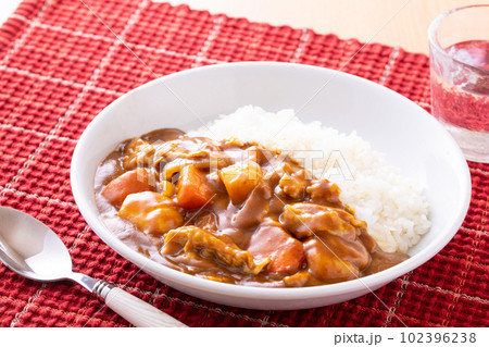 ポークカレーを食べる ポークカレーを食べる 102396238
