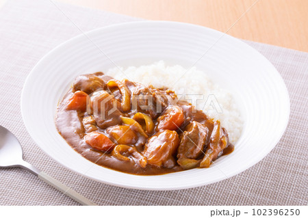 ビーフカレーを食べる 102396250