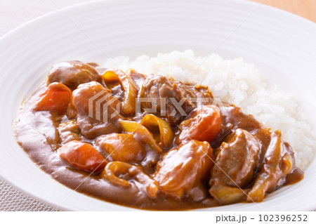ビーフカレーを食べる ビーフカレーを食べる 102396252