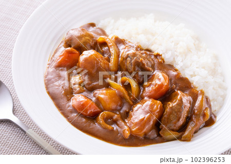 ビーフカレーを食べる ビーフカレーを食べる 102396253