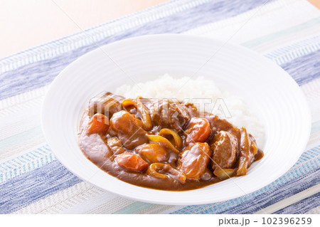 ビーフカレーを食べる 102396259