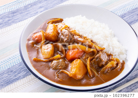 ビーフカレーを食べる 102396277