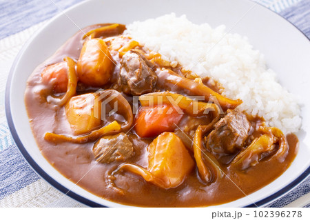 ビーフカレーを食べる ビーフカレーを食べる 102396278