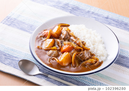 ビーフカレーを食べる ビーフカレーを食べる 102396280