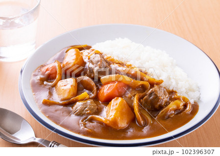 ビーフカレーを食べる ビーフカレーを食べる 102396307