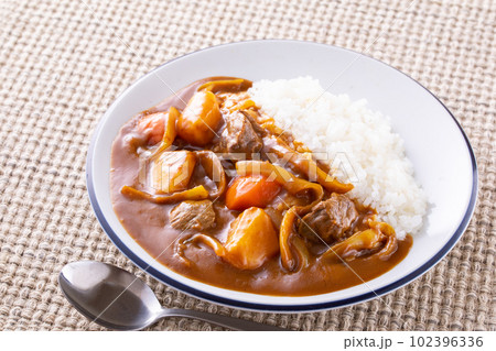 ビーフカレーを食べる ビーフカレーを食べる 102396336