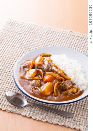 ビーフカレーを食べる 102396339