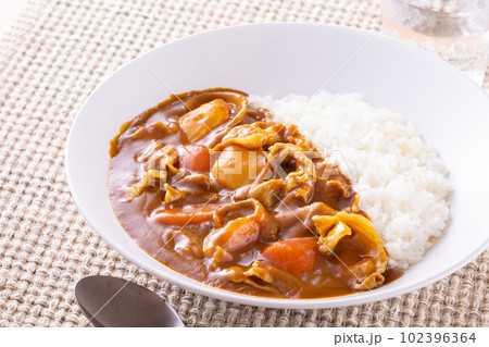 ポークカレーを食べる 102396364