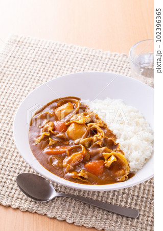 ポークカレーを食べる 102396365