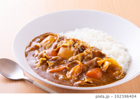 ポークカレーを食べる 102396404