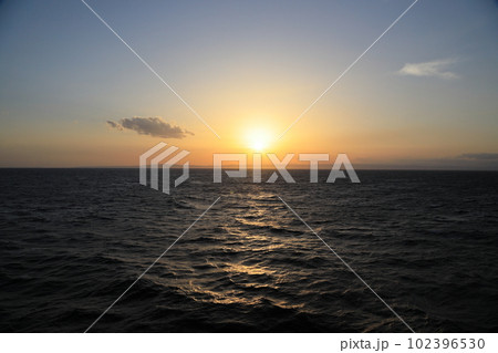 船の上から望む夕日 102396530