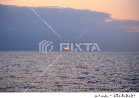 船上から望む太平洋の日の出 102396567