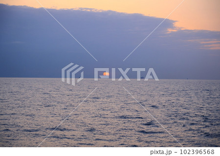 船上から望む太平洋の日の出 102396568