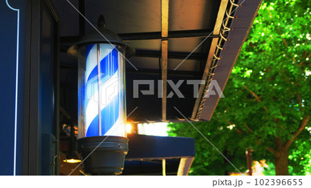 理容室の回転灯がある風景 102396655