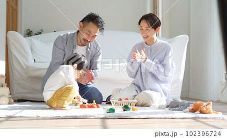 リビングで遊ぶ3人家族 リビングで遊ぶ3人家族 102396724