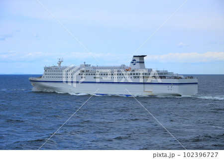 太平洋上を進む船 102396727