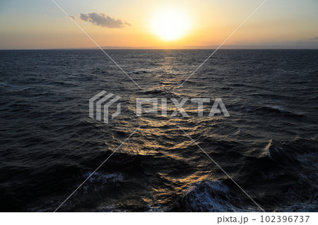 船の上から望む夕日 船の上から望む夕日 102396737