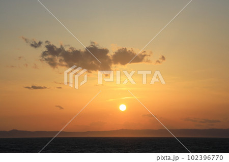 船の上から望む夕日 102396770