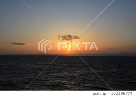 船の上から望む夕日 102396774