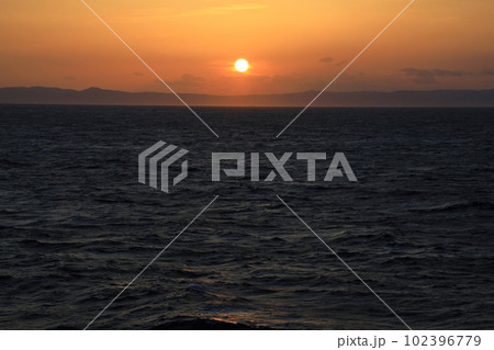 船の上から望む夕日 102396779