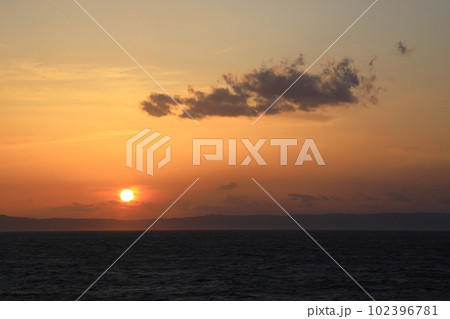船の上から望む夕日 102396781