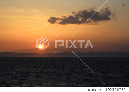 船の上から望む夕日 102396782