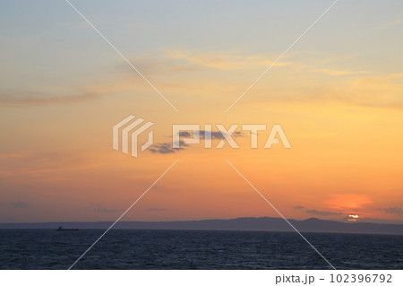 船の上から望む夕日 102396792