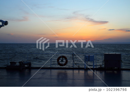 船の上から望む夕日 102396798