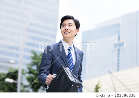 ビジネス 屋外を歩く若いビジネスマン ビジネス 屋外を歩く若いビジネスマン 102396839