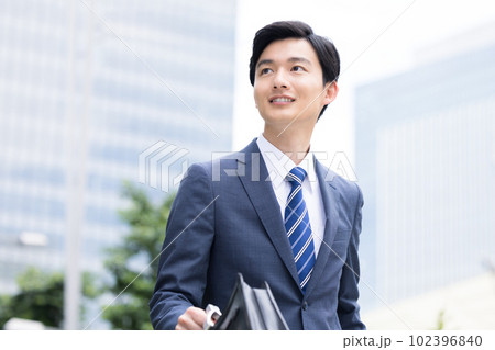 ビジネス　屋外を歩く若いビジネスマン 102396840
