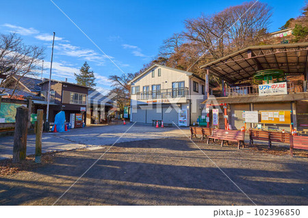 秋の早朝の東京都青梅市御岳山駅付近の御岳平園地 102396850