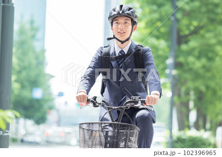 ビジネス　自転車で通勤する若い男性 102396965