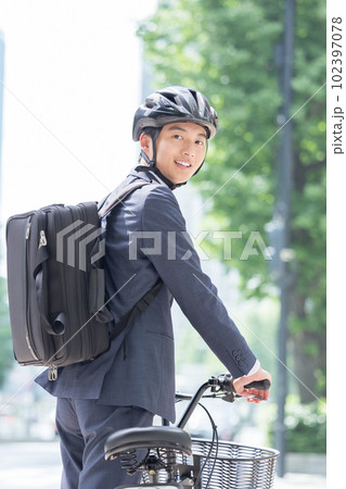 ビジネス　自転車で通勤する若い男性 102397078