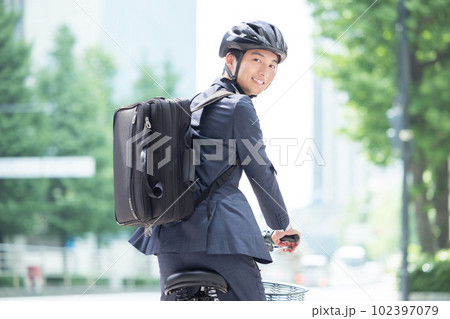 ビジネス 自転車で通勤する若い男性 ビジネス 自転車で通勤する若い男性 102397079