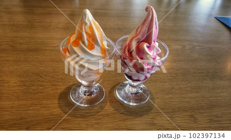 メロンソースとハスカップソースのソフトクリーム 102397134