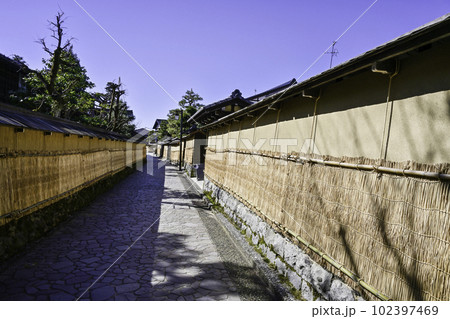 青空が広がる早春の長町武家屋敷跡 青空が広がる早春の長町武家屋敷跡 102397469