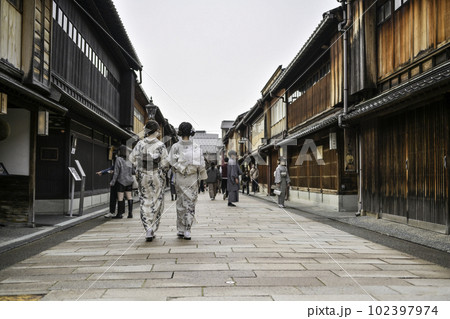 早春のひがし茶屋街を散策する着物女子 102397974