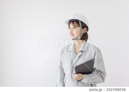 タブレットを使う作業服の女性 102398036