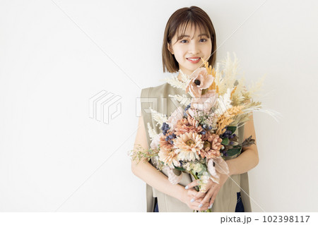 ドライフラワーの花束を持つ女性 102398117