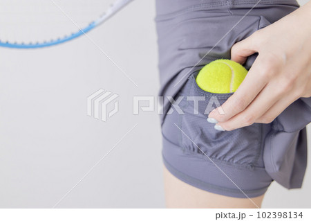 テニス 女性 ボールの隠し場所 テニス 女性 ボールの隠し場所 102398134