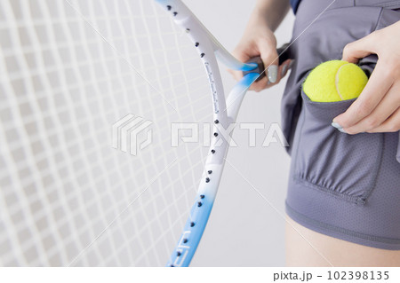 テニス　女性　ボールの隠し場所 102398135