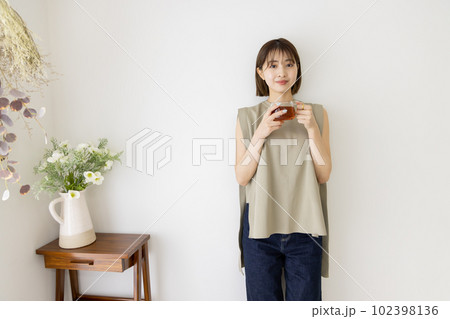 紅茶を飲む女性 102398136