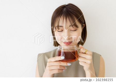 紅茶を飲む女性 紅茶を飲む女性 102398155