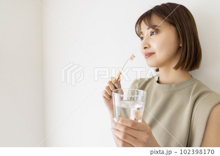 歯磨きをする女性 歯磨きをする女性 102398170