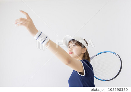テニス　女性　サービス　トス 102398380