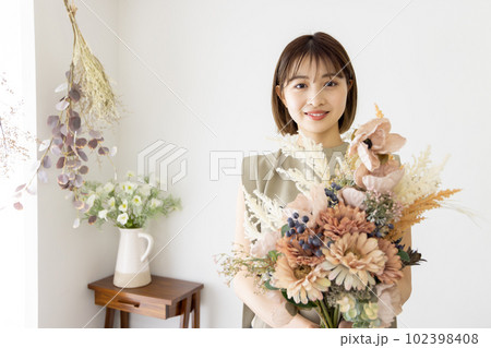 花束を持つ女性 花束を持つ女性 102398408