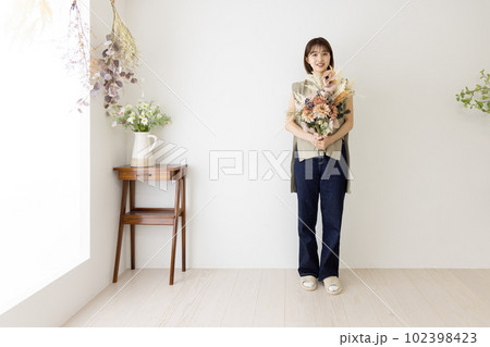 花束を持つ女性 花束を持つ女性 102398423