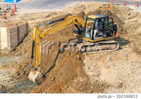 油圧ショベル　高低差　掘削　親杭横矢板工法 102398653