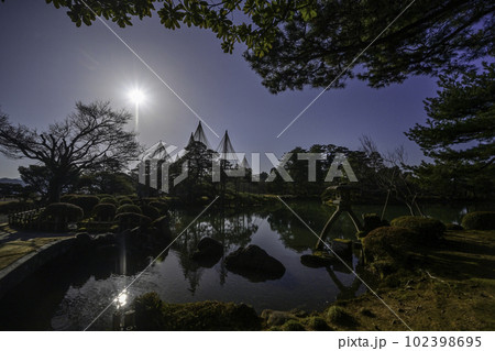 青空広がる早春の兼六園 102398695